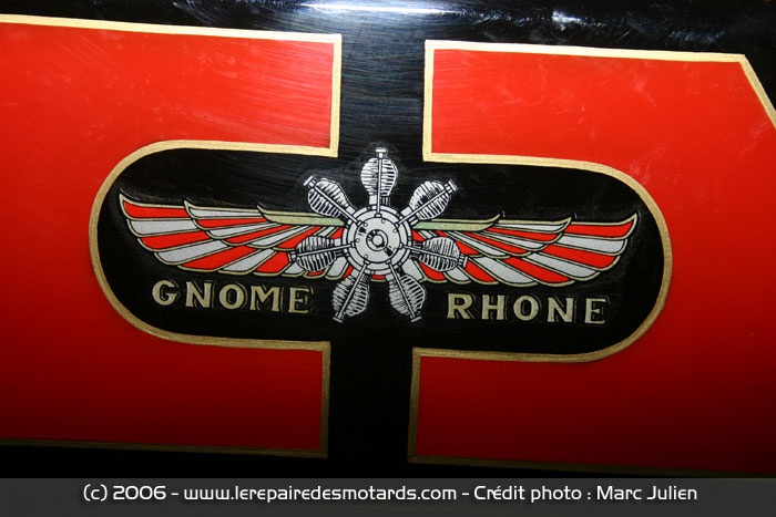 photo du logo Gnome et Rhone peint sur un réservoir de moto