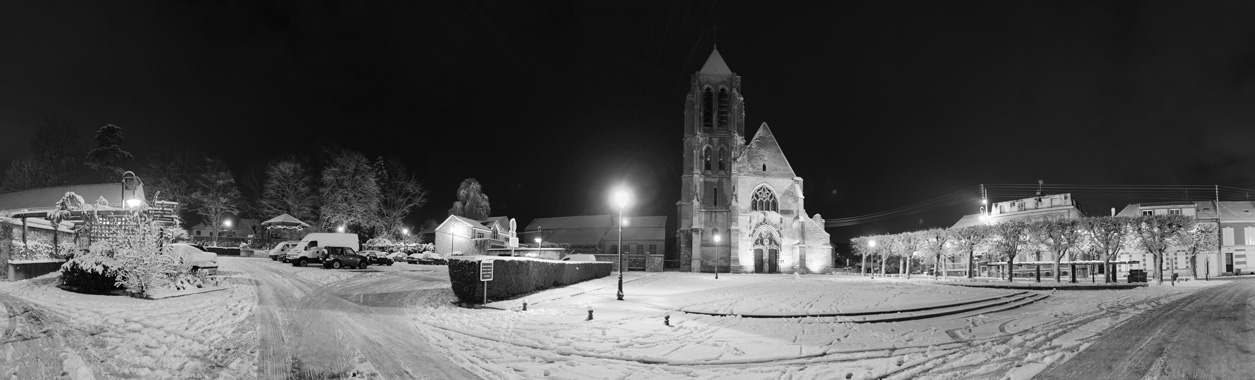 Panoramique de la place de l'église sous la neige
